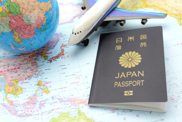グローバル社会イメージ―パスポートと旅客機
